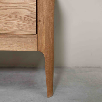 Mesa de cabeceira de carvalho maciço Atlanta, 56,2 x 38,2 x 47 cm | NordicStory