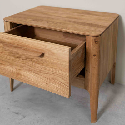 Mesa de cabeceira de carvalho maciço Atlanta, 56,2 x 38,2 x 47 cm | NordicStory
