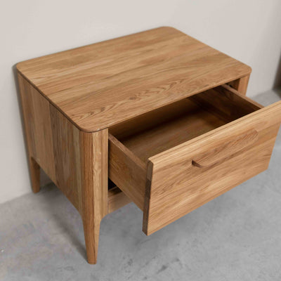 Mesa de cabeceira de carvalho maciço Atlanta, 56,2 x 38,2 x 47 cm | NordicStory