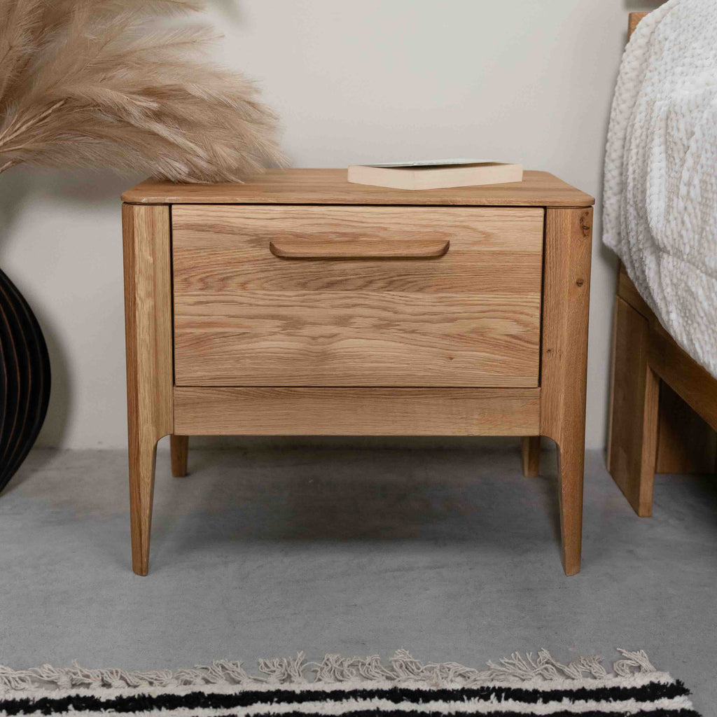 Mesa de cabeceira de carvalho maciço Atlanta, 56,2 x 38,2 x 47 cm | NordicStory