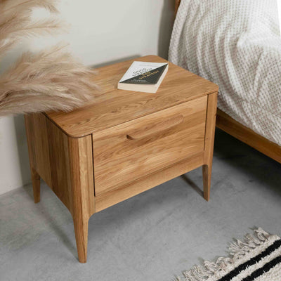 Mesa de cabeceira de carvalho maciço Atlanta, 56,2 x 38,2 x 47 cm | NordicStory