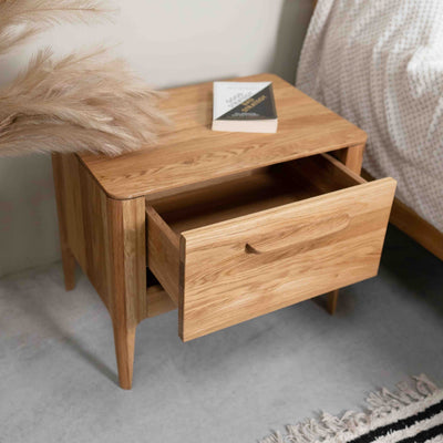 Mesa de cabeceira de carvalho maciço Atlanta, 56,2 x 38,2 x 47 cm | NordicStory