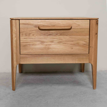 Mesa de cabeceira de carvalho maciço Atlanta, 56,2 x 38,2 x 47 cm | NordicStory