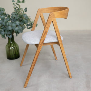 Conjunto de 2 ou 4 cadeiras de jantar Oscar em carvalho maciço, estofadas | VESKOR