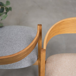 Conjunto de 2 ou 4 cadeiras de jantar Oscar em carvalho maciço, estofadas | VESKOR