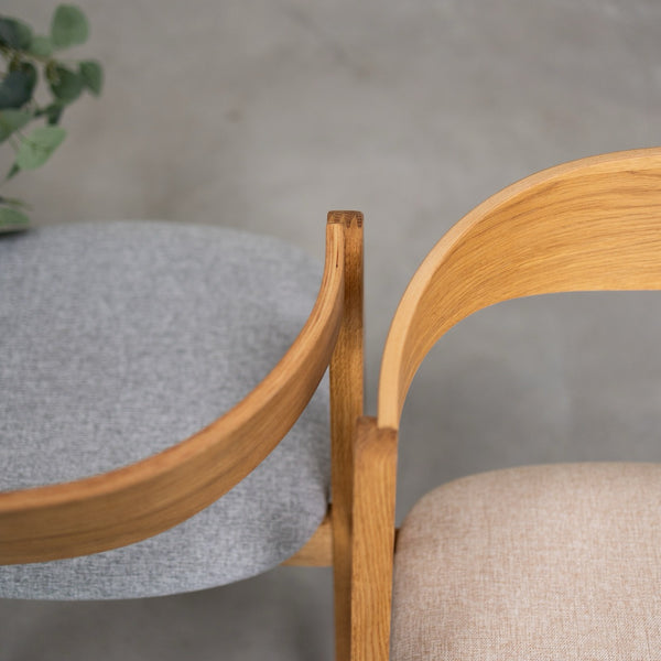 Conjunto de 2 ou 4 cadeiras de jantar Oscar em carvalho maciço, estofadas | VESKOR