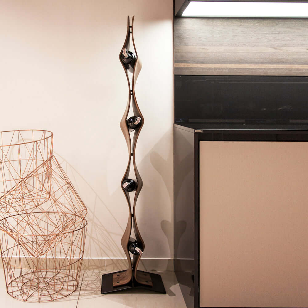 NordicStory Estante de vinho de carvalho feito à mão TWIST, estante de vinho para 4 garrafas