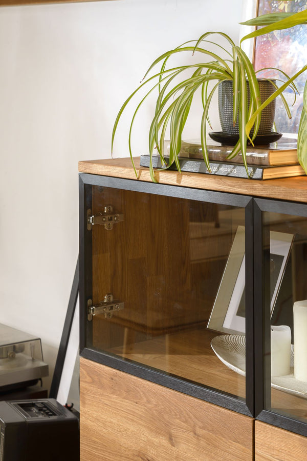 Cómoda NordicStory Cómoda em carvalho maciço com pernas em metal preto Moritz