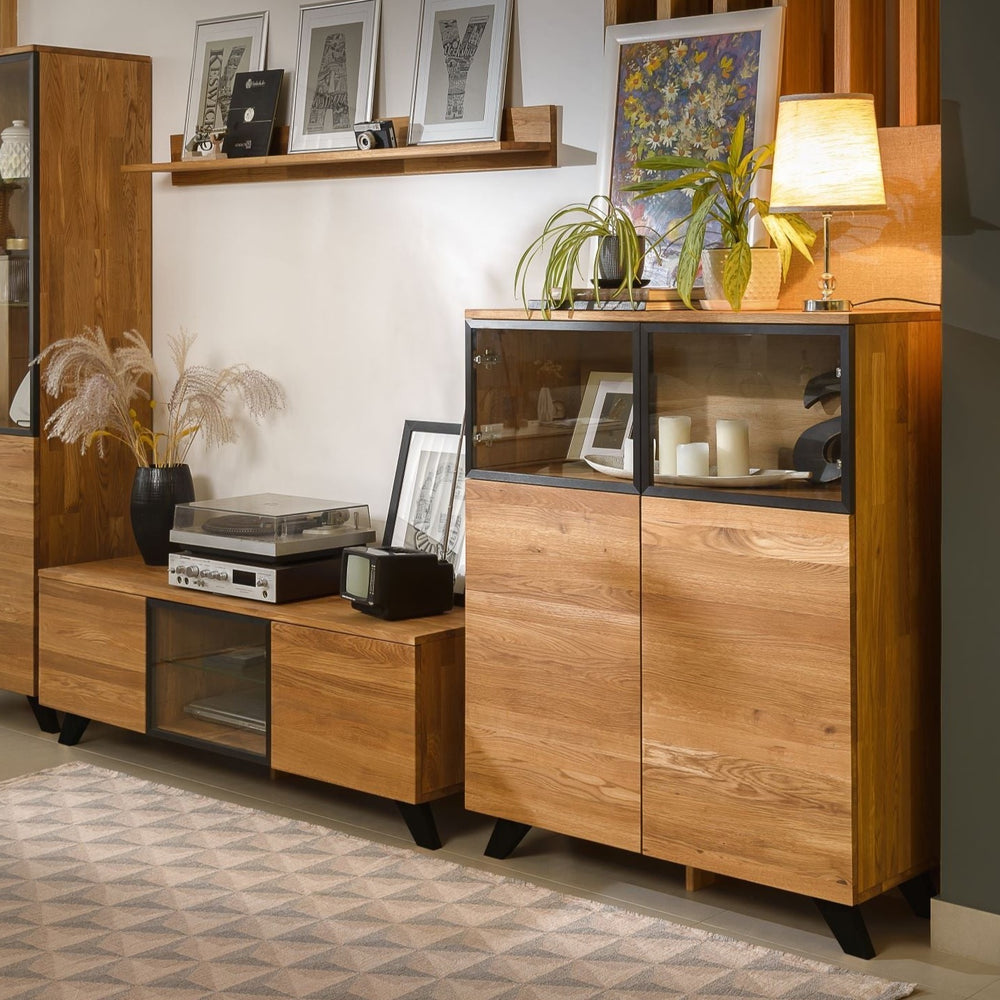 Suporte de TV NordicStory de carvalho maciço com pernas de metal preto Moritz