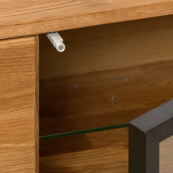 Suporte de TV NordicStory de carvalho maciço com pernas de metal preto Moritz